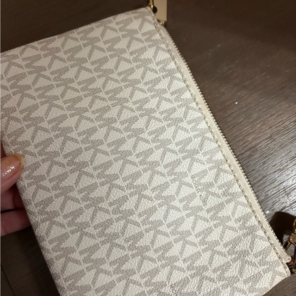 Michael Kors Beige Signature Logo Wristlet/Purse New - Picture 7 of 8